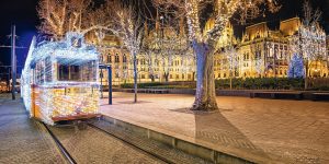 L’hiver, le tramway 2
s’illumine au départ
de la place Fővám.