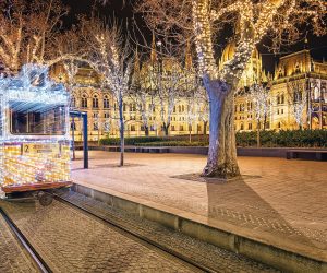 L’hiver, le tramway 2
s’illumine au départ
de la place Fővám.